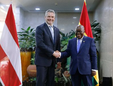 Am 26. April 2023 reiste Bundeskanzler Karl Nehammer (l.) zu einem Arbeitsbesuch nach Ghana. Im Bild mit dem Präsidenten von Ghana Akufo Addo (r.).