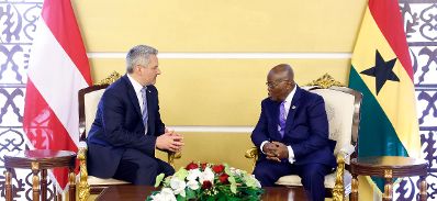 Am 26. April 2023 reiste Bundeskanzler Karl Nehammer (l.) zu einem Arbeitsbesuch nach Ghana. Im Bild mit dem Präsidenten von Ghana Akufo Addo (r.).