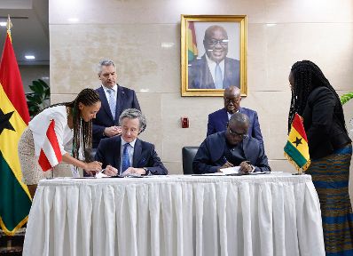 Am 26. April 2023 reiste Bundeskanzler Karl Nehammer (2.v.l.) zu einem Arbeitsbesuch nach Ghana. Im Bild mit dem Präsidenten von Ghana Akufo Addo (2.v.r.).