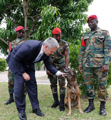 Am 26. April 2023 reiste Bundeskanzler Karl Nehammer (2.v.l.) zu einem Arbeitsbesuch nach Ghana. Bei einem Besuch der National Dog Acedemy von Ghana.