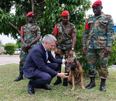 Am 26. April 2023 reiste Bundeskanzler Karl Nehammer (2.v.l.) zu einem Arbeitsbesuch nach Ghana. Bei einem Besuch der National Dog Acedemy von Ghana.