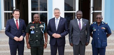 Am 26. April 2023 reiste Bundeskanzler Karl Nehammer (m.) zu einem Arbeitsbesuch nach Ghana. Im Bild beim Besuch des Kofi Annan Center mit Bundesminister Norbert Totschnig (l.).