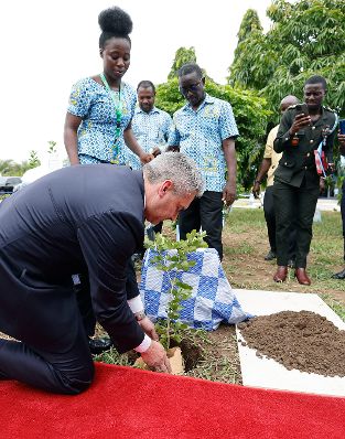 Am 26. April 2023 reiste Bundeskanzler Karl Nehammer (l.) zu einem Arbeitsbesuch nach Ghana. Im Bild beim Besuch des Kofi Annan Center.