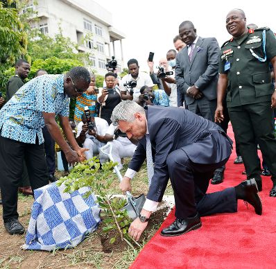 Am 26. April 2023 reiste Bundeskanzler Karl Nehammer (m.) zu einem Arbeitsbesuch nach Ghana. Im Bild beim Besuch des Kofi Annan Center.