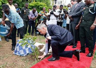 Am 26. April 2023 reiste Bundeskanzler Karl Nehammer (m.) zu einem Arbeitsbesuch nach Ghana. Im Bild beim Besuch des Kofi Annan Center.