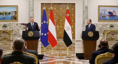 Am 27. April 2023 reiste Bundeskanzler Karl Nehammer (l.) zu einem Arbeitsbesuch nach Ägypten. Im Bild mit dem Präsidenten von Ägypten Abdel Fatah El-Sisi (r.) bei einer Pressekonferenz in Kairo.