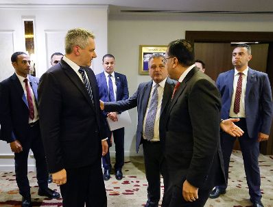 Am 27. April 2023 reiste Bundeskanzler Karl Nehammer (l.) zu einem Arbeitsbesuch nach Ägypten. Im Bild mit dem ägyptischen Premierminister Moustafa Kamal Madboull (r.) beim Business Forum in Kairo.