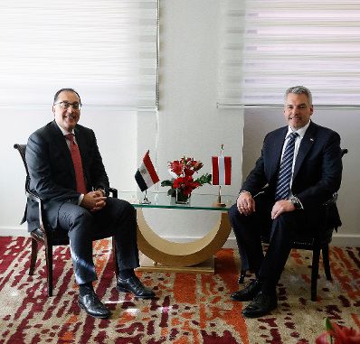 Am 27. April 2023 reiste Bundeskanzler Karl Nehammer (r.) zu einem Arbeitsbesuch nach Ägypten. Im Bild mit dem ägyptischen Premierminister Moustafa Kamal Madboull (l.) beim Business Forum in Kairo.
