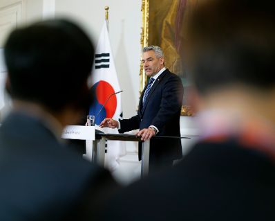 Am 8. Mai 2023 empfing Bundeskanzler Karl Nehammer (im Bild) den Premierminister der Republik Korea, Han Duck-soo zu einem Arbeitsgespräch im Bundeskanzleramt. Im Bild bei der Pressekonferenz.
