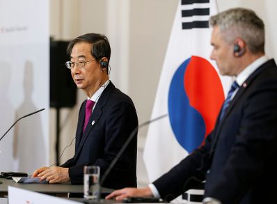 Am 8. Mai 2023 empfing Bundeskanzler Karl Nehammer (r.) den Premierminister der Republik Korea, Han Duck-soo (l.) zu einem Arbeitsgespräch im Bundeskanzleramt. Im Bild bei der Pressekonferenz.