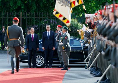 Am 8. Mai 2023 empfing Bundeskanzler Karl Nehammer (r.) den Premierminister der Republik Korea, Han Duck-soo (l.) zu einem Arbeitsgespräch im Bundeskanzleramt.
