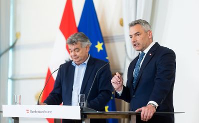 Am 10. Mai 2023 nahmen Bundeskanzler Karl Nehammer (r.) und Vizekanzler Werner Kogler (l.) am Pressefoyer nach dem Ministerrat teil.