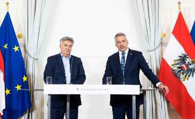 Am 10. Mai 2023 nahmen Bundeskanzler Karl Nehammer (r.) und Vizekanzler Werner Kogler (l.) am Pressefoyer nach dem Ministerrat teil.