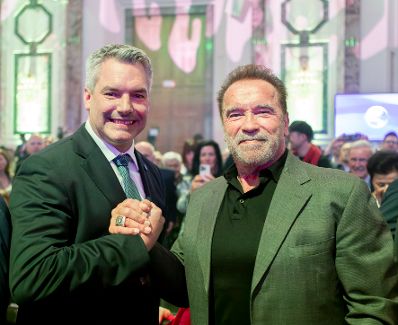 Am 15. Mai 2023 nahm Bundeskanzler Karl Nehammer (l.) am Austrian World Summit teil. Im Bild mit Arnold Schwarzenegger (r.).
