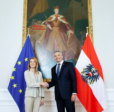 Am 26. Mai 2023 empfing Bundeskanzler Karl Nehammer (r.) die Präsidentin des Europäischen Parlaments Roberta Metsola (l.).
