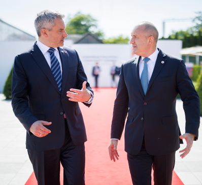 Am 1. Juni 2023 nahm Bundeskanzler Karl Nehammer (l.) am Gipfel der Europäischen Politischen Gemeinschaft in der Republik Moldau teil. Im Bild mit dem bulgarischen Staatspräsidenten Rumen Radew (r.).