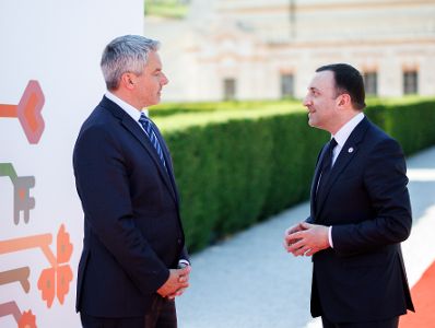 Am 1. Juni 2023 nahm Bundeskanzler Karl Nehammer (l.) am Gipfel der Europäischen Politischen Gemeinschaft in der Republik Moldau teil. Im Bild mit dem georgischen Ministerpräsident Irakli Garibashvili (r.).