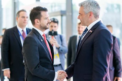 Am 1. Juni 2023 nahm Bundeskanzler Karl Nehammer (r.) am Gipfel der Europäischen Politischen Gemeinschaft in der Republik Moldau teil. Im Bild mit dem Präsidenten der Republik Montenegro Jakov Milatović (l.).
