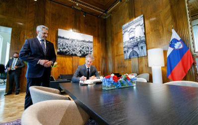 Am 13. Juni 2023 empfing Bundeskanzler Karl Nehammer (2.v.l.) den Premierminister der Republik Slowenien Robert Golob (r.) zu einem Arbeitsgespräch im Bundeskanzleramt.