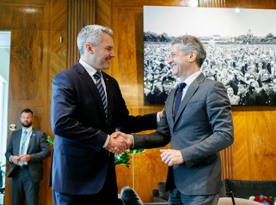 Am 13. Juni 2023 empfing Bundeskanzler Karl Nehammer (l.) den Premierminister der Republik Slowenien Robert Golob (r.) zu einem Arbeitsgespräch im Bundeskanzleramt.