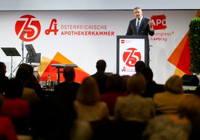 Am 15. Juni 2023 nahm Bundeskanzler Karl Nehammer (im Bild) am Kongress anlässlich des 75 jährigen Bestehen der Österreichischen Apothekerkammer teil.