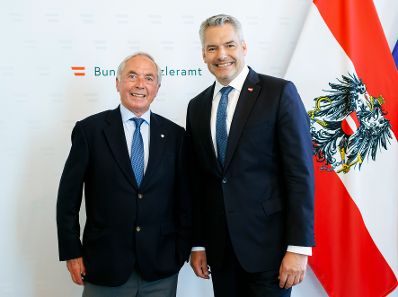 Am 15. Juni 2023 empfing Bundeskanzler Karl Nehammer (r.) Karl Schranz (l.) zu einem Besuch.