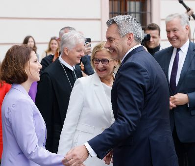 Am 24. Juni 2023 nahm Bundeskanzler Karl Nehammer (r.) am Europa-Forum Wachau teil. Im Bild mit Bundesministerin Karoline Edtstadler (l.) und der Landeshauptfrau von Niederösterreich Johanna Mikl-Leitner (m.).
