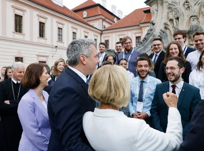 Am 24. Juni 2023 nahm Bundeskanzler Karl Nehammer (3.v.l.) am Europa-Forum Wachau teil. Im Bild mit Bundesministerin Karoline Edtstadler (2.v.l.) und der Landeshauptfrau von Niederösterreich Johanna Mikl-Leitner (3.v.r.).