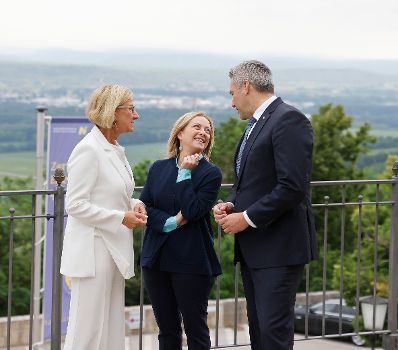 Am 24. Juni 2023 nahm Bundeskanzler Karl Nehammer (r.) am Europa-Forum Wachau teil. Im Bild bei einem Gespräch mit der Ministerpräsidentin von Italien Giorgia Meloni (m.) und der Landeshauptfrau von Niederösterreich Johanna Mikl-Leitner (l.).