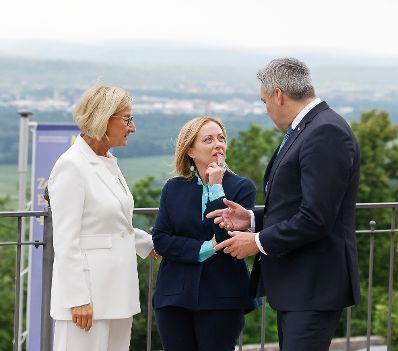 Am 24. Juni 2023 nahm Bundeskanzler Karl Nehammer (r.) am Europa-Forum Wachau teil. Im Bild bei einem Gespräch mit der Ministerpräsidentin von Italien Giorgia Meloni (m.) und der Landeshauptfrau von Niederösterreich Johanna Mikl-Leitner (l.).