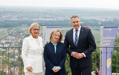 Am 24. Juni 2023 nahm Bundeskanzler Karl Nehammer (r.) am Europa-Forum Wachau teil. Im Bild mit der Ministerpräsidentin von Italien Giorgia Meloni (m.) und der Landeshauptfrau von Niederösterreich Johanna Mikl-Leitner (l.).