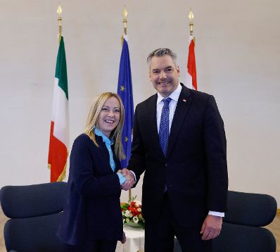 Am 24. Juni 2023 nahm Bundeskanzler Karl Nehammer (r.) am Europa-Forum Wachau teil. Im Bild mit der Ministerpräsidentin von Italien Giorgia Meloni (l.).