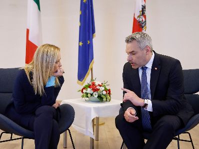 Am 24. Juni 2023 nahm Bundeskanzler Karl Nehammer (r.) am Europa-Forum Wachau teil. Im Bild bei einem Arbeitsgespräch mit der Ministerpräsidentin von Italien Giorgia Meloni (l.).