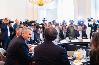 Am 7. Juli 2023 empfing Bundeskanzler Karl Nehammer den ungarischen Ministerpräsidenten Viktor Orbán und den serbischen Präsidenten Aleksandar Vučić zum Migrationsgipfel im Bundeskanzleramt.