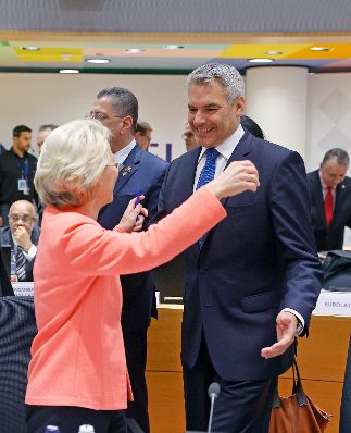 Am 17. Juli 2023 nahm Bundeskanzler Karl Nehammer (l.) am EU-Lateinamerika Gipfel der Staats- und Regierungschefs teil. Im Bild mit der Präsidentin der Europäischen Kommission Ursula von der Leyen.