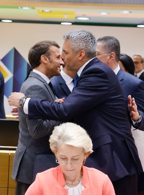 Am 17. Juli 2023 nahm Bundeskanzler Karl Nehammer (l.) am EU-Lateinamerika Gipfel der Staats- und Regierungschefs teil. Im Bild mit dem Präsidenten von Frankreich Emmanuel Macron.