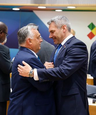 Am 23. März 2023 nahm Bundeskanzler Karl Nehammer (r.) am EU-Lateinamerika Gipfel der Staats- und Regierungschefs teil. Im Bild mit dem Ministerpräsident von Ungarn Viktor Orban (l.).