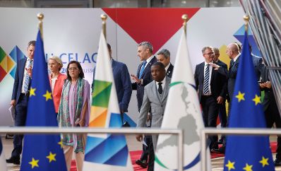 Am 17. Juli 2023 nahm Bundeskanzler Karl Nehammer (m.) am EU-Lateinamerika Gipfel der Staats- und Regierungschefs teil.