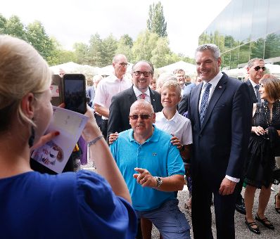 Am 19. Juli 2023 besuchte Bundeskanzler Karl Nehammer (3. v. r.) die Eröffnung der 77. Bregenzer Festspiele. Im Bild mit Bundesminister Alexander Schallenberg (3.v.l.).