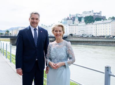 Am 27. Juli 2023 empfing Bundeskanzler Karl Nehammer (l.) Ursula von der Leyen (r.), die Präsidentin der Europäischen Kommission zu der Eröffnung der Salzburger Festspiele.