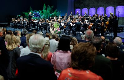 Am 27. Juli 2023 empfing Bundeskanzler Karl Nehammer Ursula von der Leyen, die Präsidentin der Europäischen Kommission zu der Eröffnung der Salzburger Festspiele.