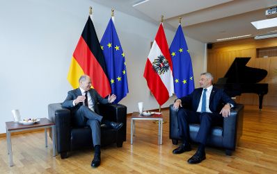 Am 18. August 2023 traf Bundeskanzler Karl Nehammer (r.) den deutschen Bundeskanzler Olaf Scholz (l.) zu einem Arbeitsgespräch in Salzburg.