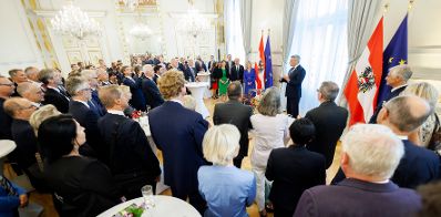 Am 6. September 2023 empfing Bundeskanzler Karl Nehammer bei einem Abendempfang die Teilnehmerinnen und Teilnehmer der Botschafterkonferenz im Bundeskanzleramt.