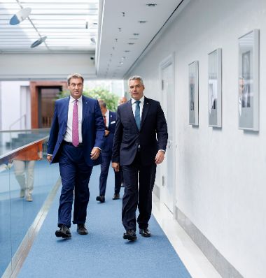Am 12. September 2023 traf Bundeskanzler Karl Nehammer (r.) den bayrischen Ministerpräsidenten Markus Söder (l.) zu einem Arbeitsgespräch in München.