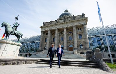 Am 12. September 2023 traf Bundeskanzler Karl Nehammer (l.) den bayrischen Ministerpräsidenten Markus Söder (r.) zu einem Arbeitsgespräch in München. Im Bild am Weg zur gemeinsamen Pressekonferenz.
