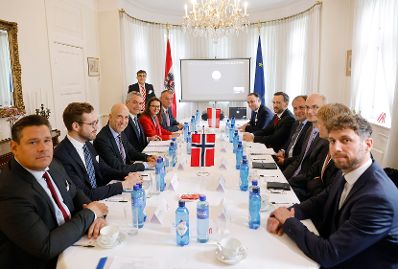 Am 27. September 2023 reiste Bundeskanzler Karl Nehammer (4.v.l.) zu einem Arbeitsbesuch nach Norwegen. Im Bild beim Business Round Table Bundesminister Martin Kocher (3.v.l.)