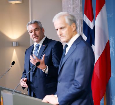 Am 27. September 2023 reiste Bundeskanzler Karl Nehammer (l.) zu einem Arbeitsbesuch nach Norwegen. Im Bild mit Regierungschef Jonas Gahr Store (r.) bei der Pressekonferenz.