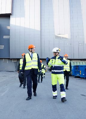 Am 27. September 2023 reiste Bundeskanzler Karl Nehammer (l.) zu einem Arbeitsbesuch nach Norwegen. Im Bild beim Besuch der Müllverbrennungsanlage