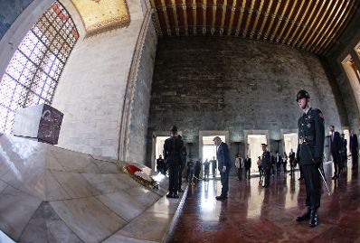 Am 10. Oktober 2023 reiste Bundeskanzler Karl Nehammer zu einem Arbeitsbesuch in die Türkei. Im Bild bei der Kranzniederlegung im Atatürk-Mausoleum Anıtkabir.