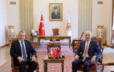 Am 10. Oktober 2023 reiste Bundeskanzler Karl Nehammer (l.) zu einem Arbeitsbesuch in die Türkei. Im Bild mit dem türkischen Parlamentspräsident Numan Kurtulmuş (r.).